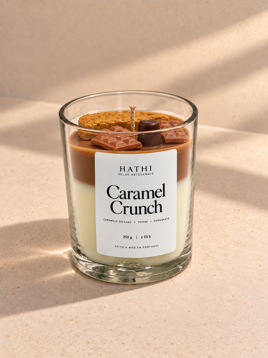 Vela HATHI Caramel Crunch — vista frontal, sobre bancada bege