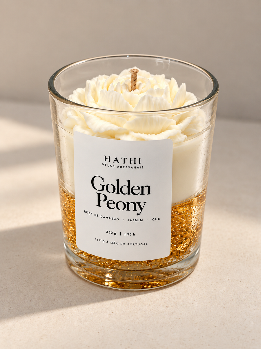 Vela HATHI Golden Peony — vista frontal, sobre bancada bege
