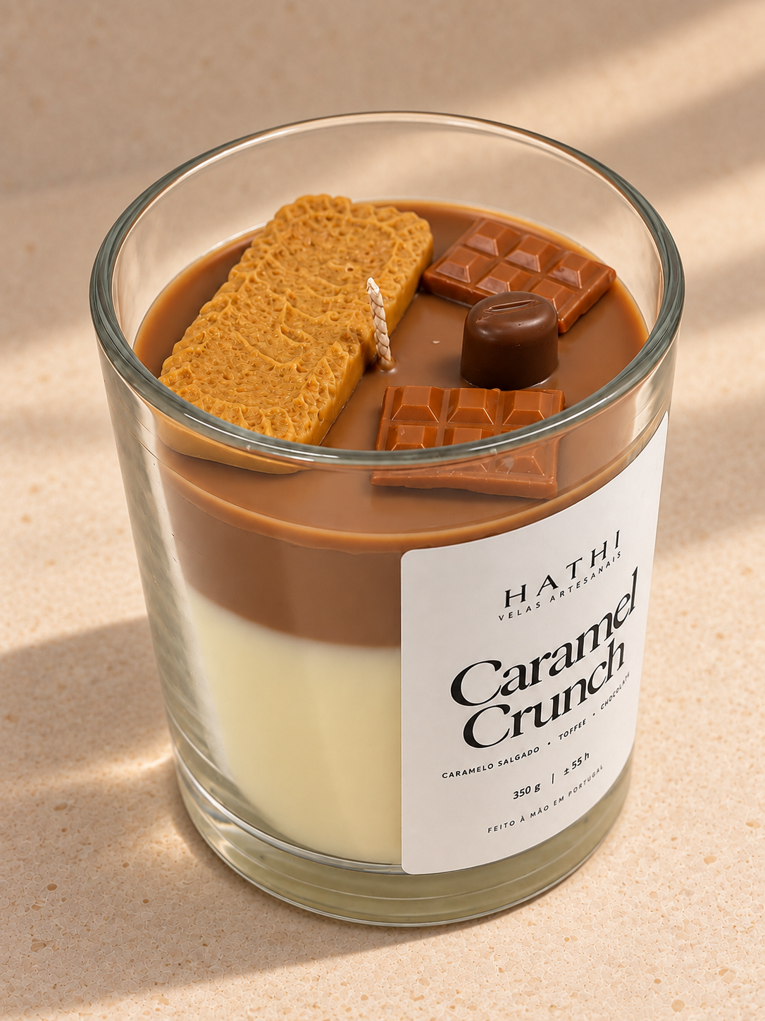 Vela HATHI Caramel Crunch — vista em perspetiva, sobre bancada bege