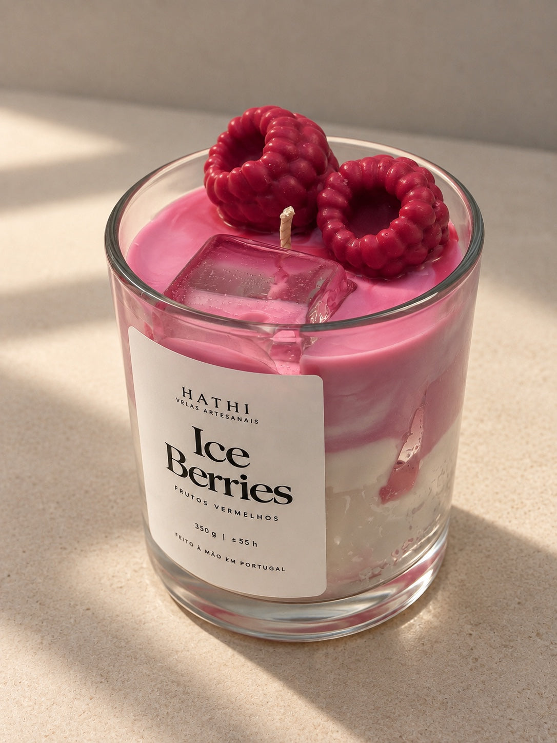 Detalhe das framboesas decorativas e efeito de gelo da vela Ice Berries