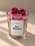 Vela artesanal HATHI Ice Berries, com camadas rosa e branca, framboesas decorativas e efeito de gelo