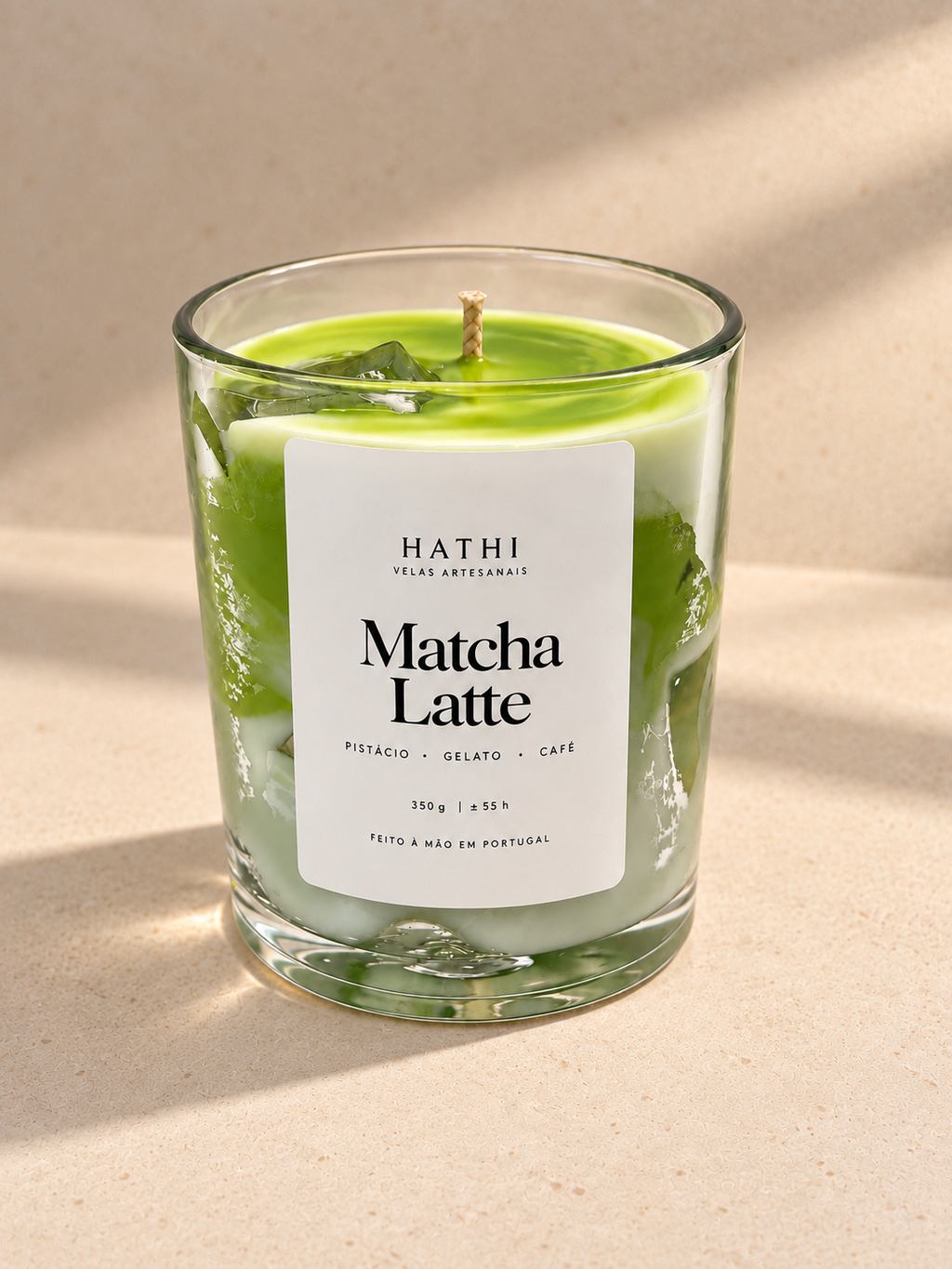 Vela HATHI Matcha Latte — vista frontal, sobre bancada bege
