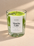 Vela HATHI Matcha Latte — vista frontal, sobre bancada bege