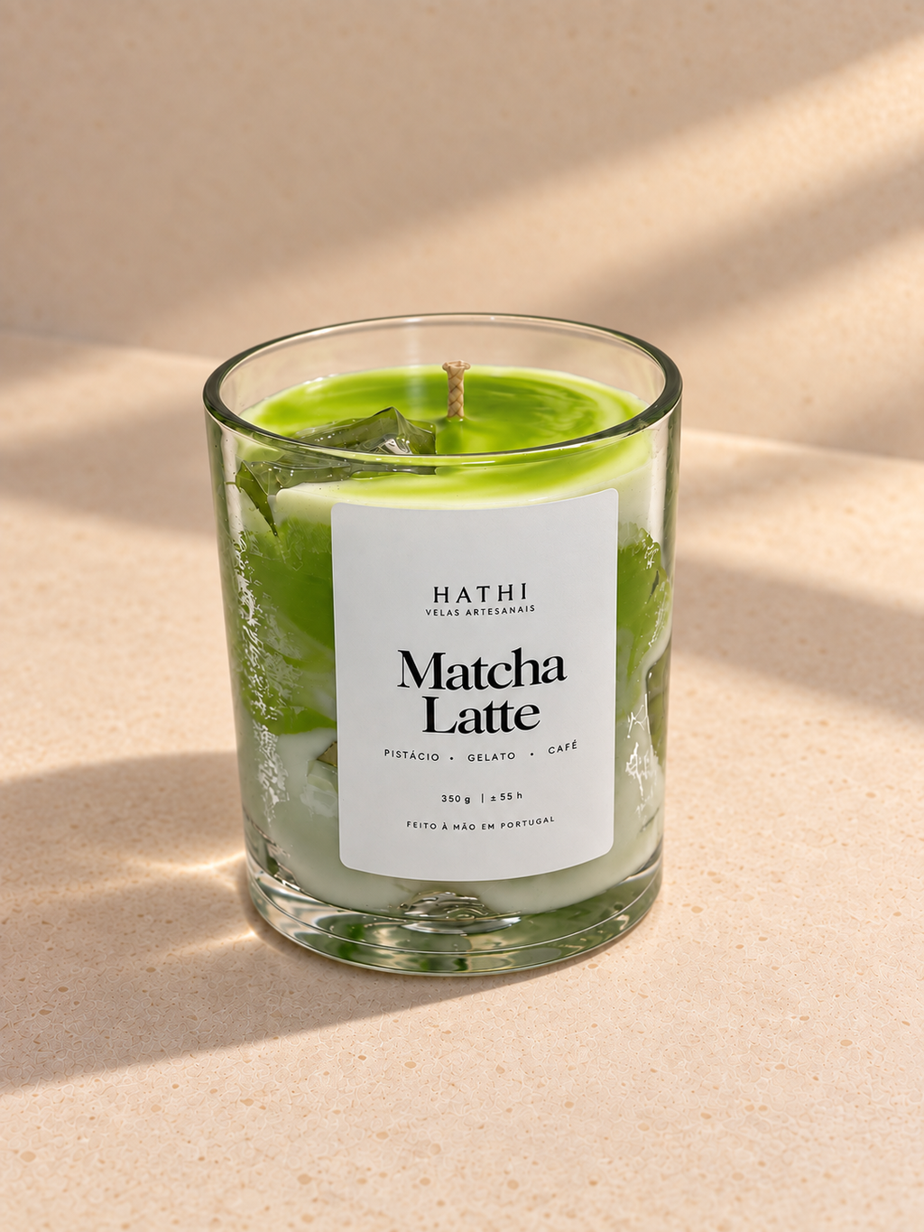 Vela HATHI Matcha Latte — vista em perspetiva, sobre bancada bege