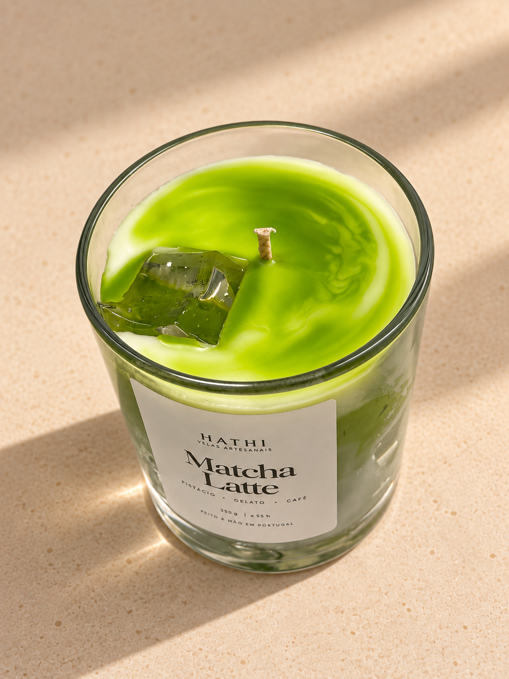 Vela HATHI Matcha Latte — vista do topo, sobre bancada bege