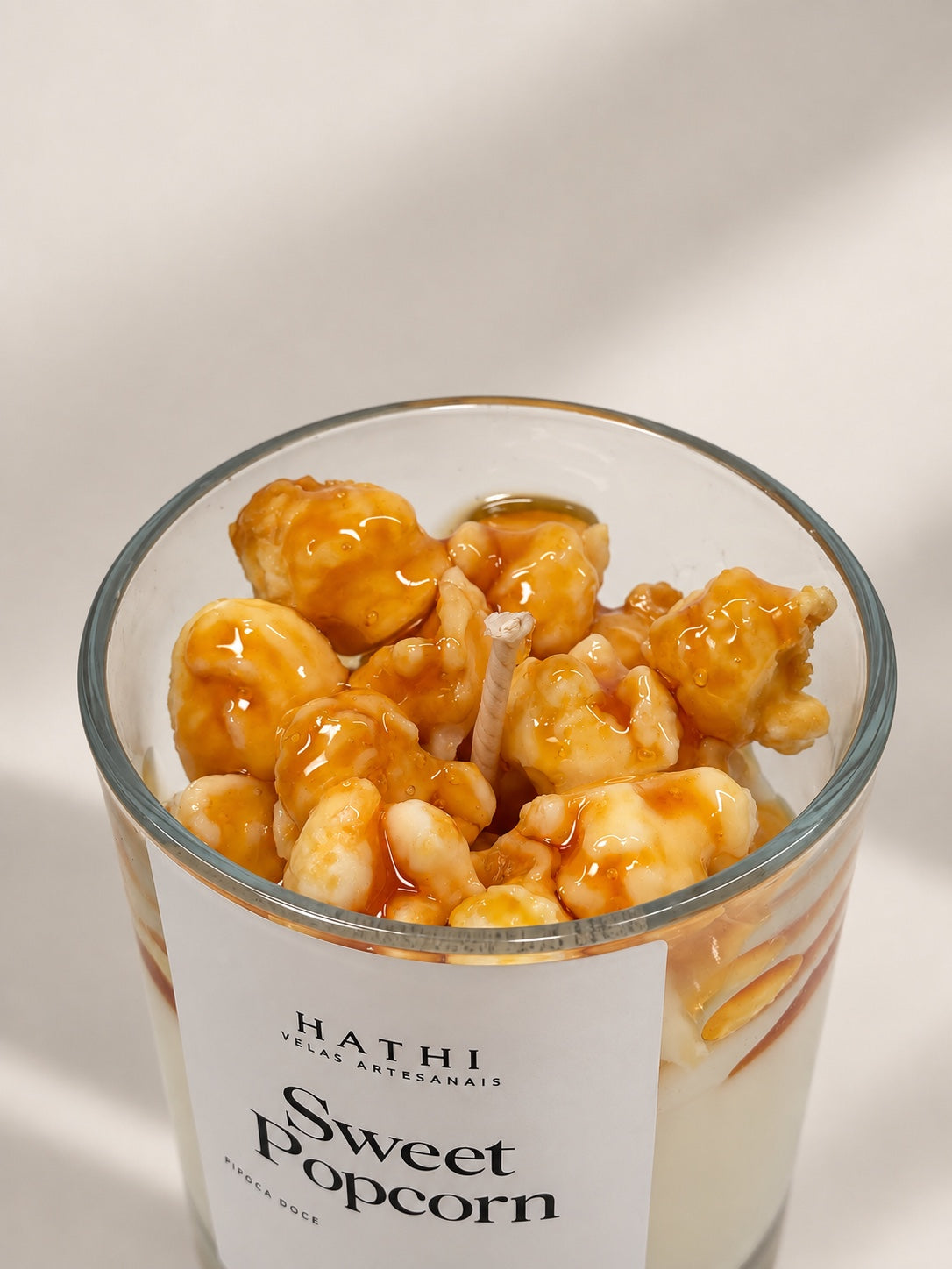 Detalhe da vela artesanal Sweet Popcorn HATHI