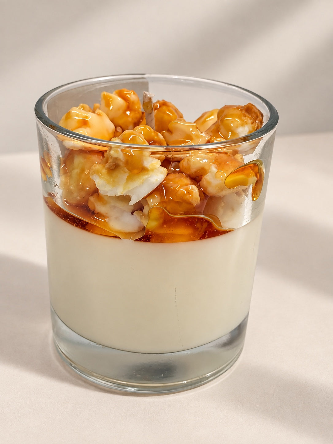 Detalhe lateral da vela artesanal Sweet Popcorn HATHI
