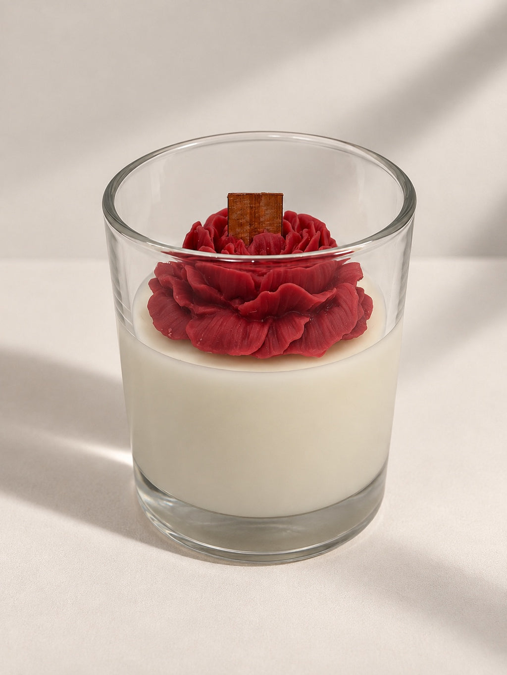Detalhe da flor em cera da vela Velvet HATHI